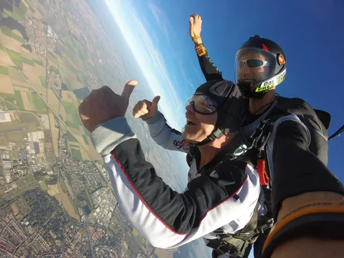 Un jeune homme meurt lors d’un saut en parachute dans l’Oise  