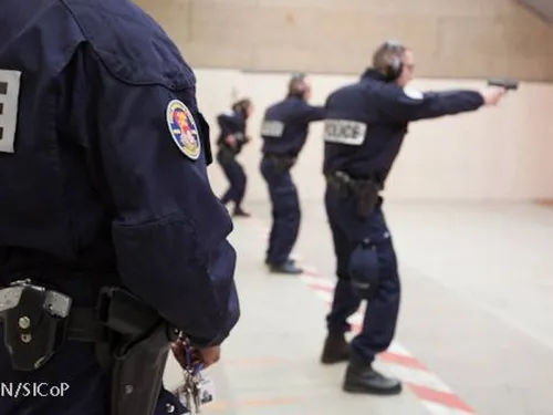 « Wanted, dead or alive » : le proviseur d'un lycée d'Évry placé...