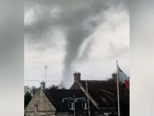 Des images incroyables : une tornade s'abat sur Carlepont, près de...