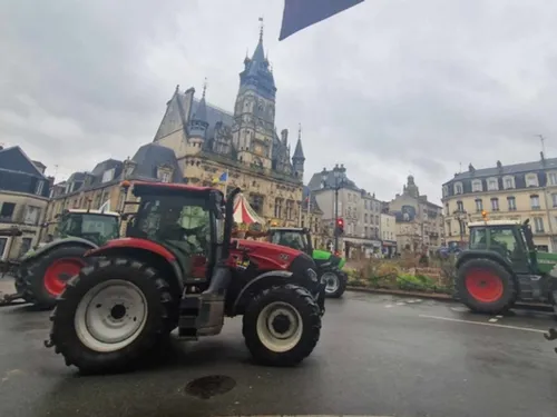 Le centre-ville de Compiègne envahi par les tracteurs 