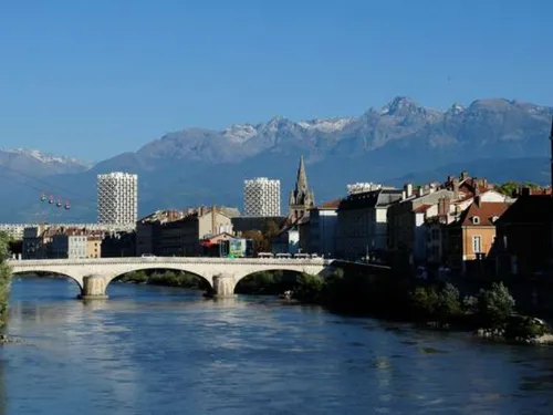 Grenoble : le meurtrier de l'agent municipal est toujours dans la...