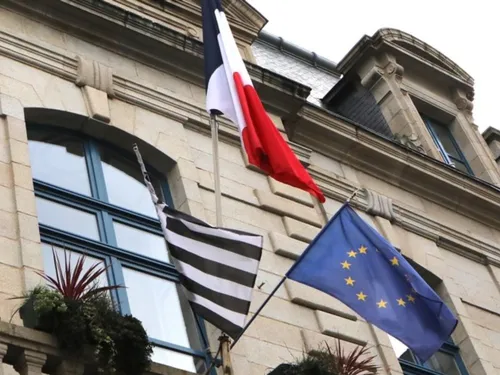 Gallo : le premier livret de famille trilingue en France est...