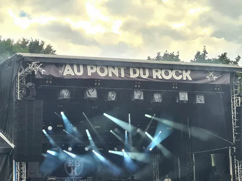 Pas de pluie et une fréquentation record "Au Pont du Rock" à...