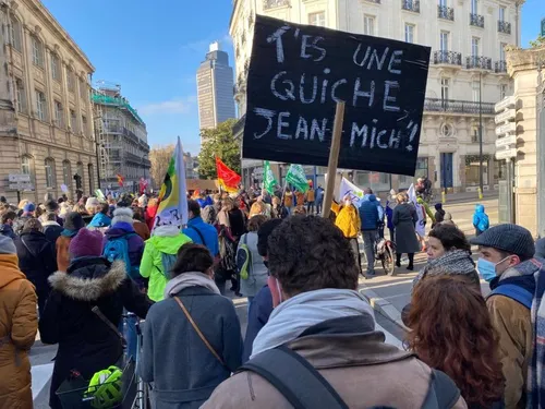 Grève des enseignants : Des milliers de manifestants 