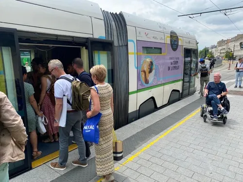A Nantes, on trouve du travail dans le tram