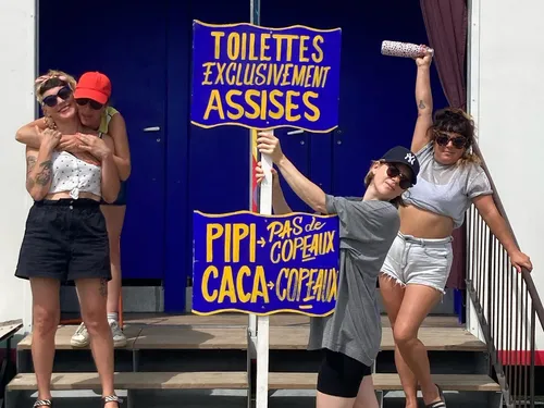 Aller aux toilettes en festivals... pas simple, mais il y a une...