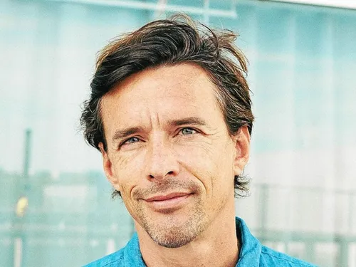 "Ça craque": le livre d'un journaliste breton auprès des Français...