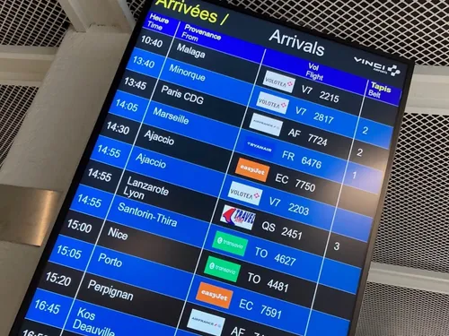 Trafic chargé sur les routes et du monde à l'aéroport de...