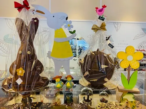 Pâques. Ambiance dans l'atelier du maître artisan chocolatier,...