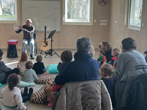 Bretagne. Un atelier de comptines à Romagné, dans le cadre du "Mois...