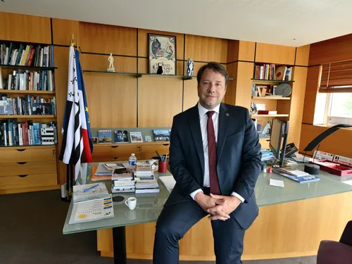 Algues vertes : le Président de la Région Bretagne répond à nos...