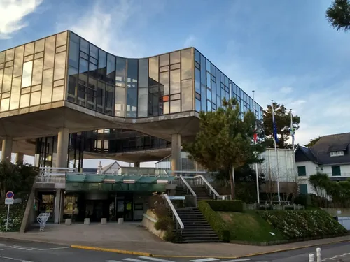 Législatives : Franck Louvrier (LR) balaie les extrêmes d'où...