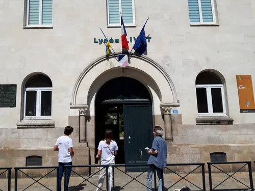 Attaque d'Arras. Hommages et minutes de silence partout dans l'ouest
