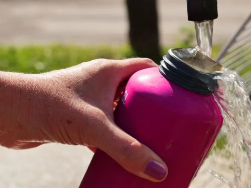 May’Gourde 53. En Mayenne, on remplit sa gourde d'eau, sans...