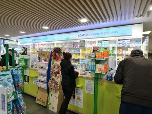 Bretagne. Gwenaëlle récupère les invendus en pharmacie pour les...