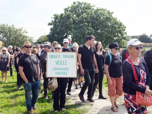 Kermesse à Landunvez. Non à la régularisation de la "ferme aux 12...