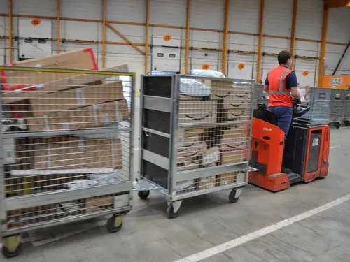 Noël, le rush des colis à la plateforme du Rheu, en Ille-et-Vilaine !