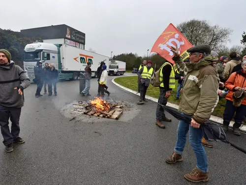 Retraites et 49.3 : première action à Ploërmel ce matin