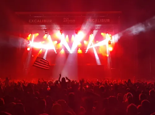 Lujipeka, November Ultra, Izia ... Le Roi Arthur dévoile de...