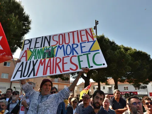 Saint-Brévin. Les élus en nombre pour soutenir le maire Yannick Morez