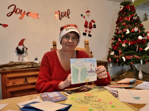 A Caudan, Valérie répond au courrier des enfants adressé au Père...