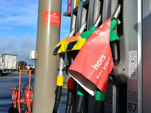 Essence. Les automobilistes remettent la main à la poche, à la...