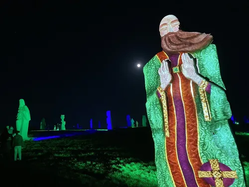 Saint-Patrick. La mise en lumière de la Vallée des Saints à Carnoët