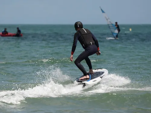 Plérin. Testez la planche de surf ... électrique cet été !