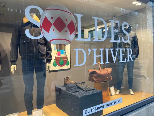 Prêt-à-porter. Les soldes 2024 démarrent par temps froid dans...