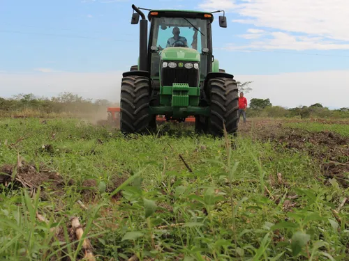 Agriculteurs en Colère  : la Confédération Paysanne se bat pour un...