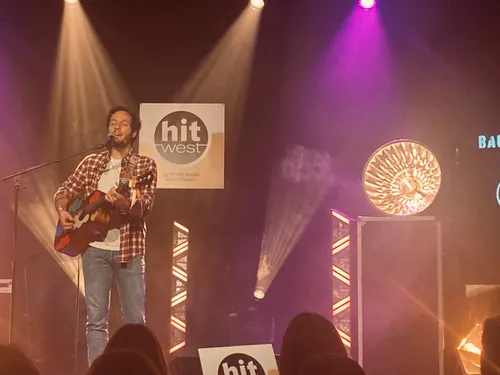 Hit West : Vianney a charmé le public du Joséphine B, à Nantes