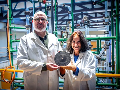 Innovation : un chercheur rennais en chimie et une artiste créent...