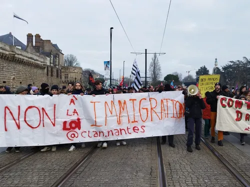 Loi Immigration : des milliers de manifestants contre le texte...