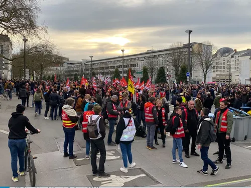 Retraites : après le 49.3, des manifestations spontanées 