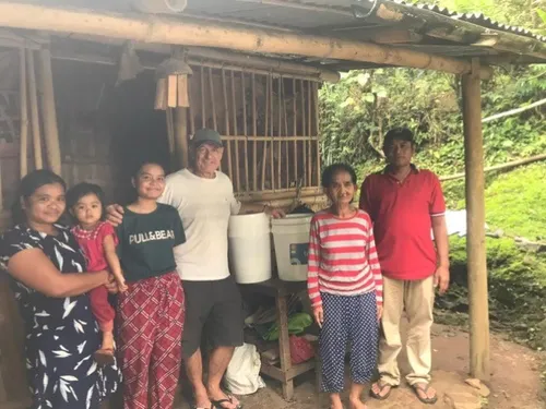 Bretons de l'étranger : Pierrick Treguier aide à la construction de...