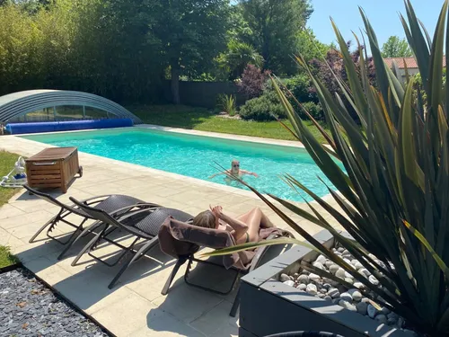 Chaleurs : De plus en plus de particuliers louent leurs piscines...