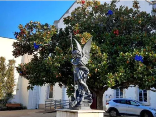 Aux Sables d’Olonne, la mairie continue de défendre la statue...