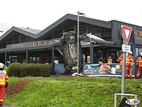 Une voiture finit sa course dans la façade d’un restaurant