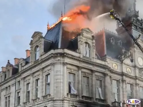 L'hôtel de Ville incendié, des véhicules de police brûlés ...
