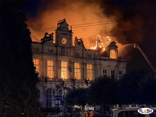 L'hôtel de Ville incendié, des véhicules de police brûlés ...