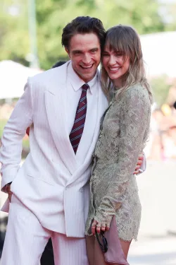 Robert Pattinson et Suki Waterhouse, duo glamour à la Mostra de Venise