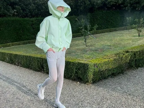 FG CHIC : À Florence, Issey Miyake déploie son Homme Plissé dans la...