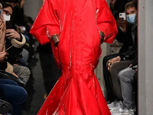 FG CHIC : Pieter Mulier, l’élégance d’un renouveau chez Alaïa 