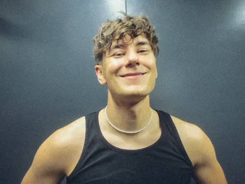 Bunt. s’entoure de Tom Odell sur le titre Best Day Of My Life