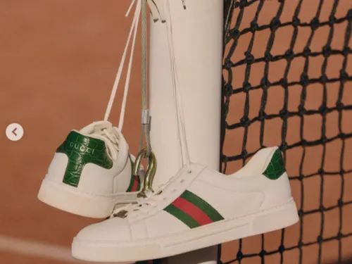 FG CHIC : Roland Garros en Toile de Fond, Gucci Sert avec Élégance...