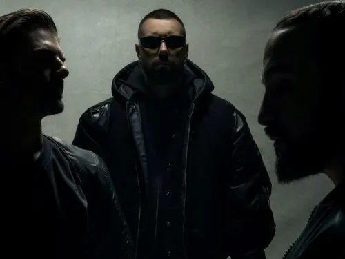 Octobre 2010, Until One, première 'compilation' signée d'une...