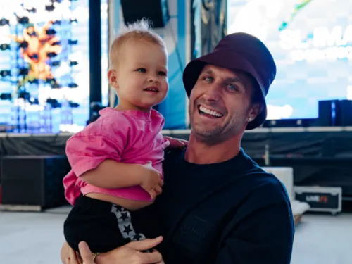 Nouveau bébé, nouveau track et sa première fille sur scène avec...