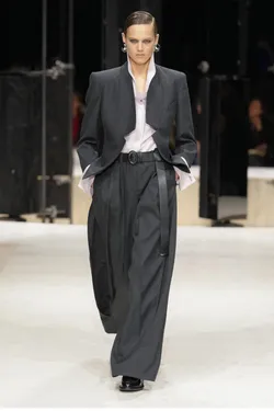 FG CHIC : Givenchy automne-hiver 2026, Sarah Burton explore la...