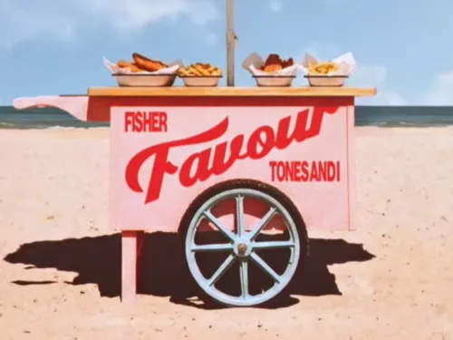 Après David Guetta, Fisher s'associe à Tones and I pour le track...