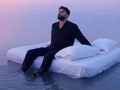 Avec Ghost Town, le nouveau projet musical de R3hab se dessine et...